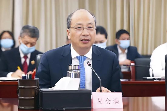 靠谱的前十大配资炒股公司 易会满：从“草根行长”到“金融巨虎”的坠落